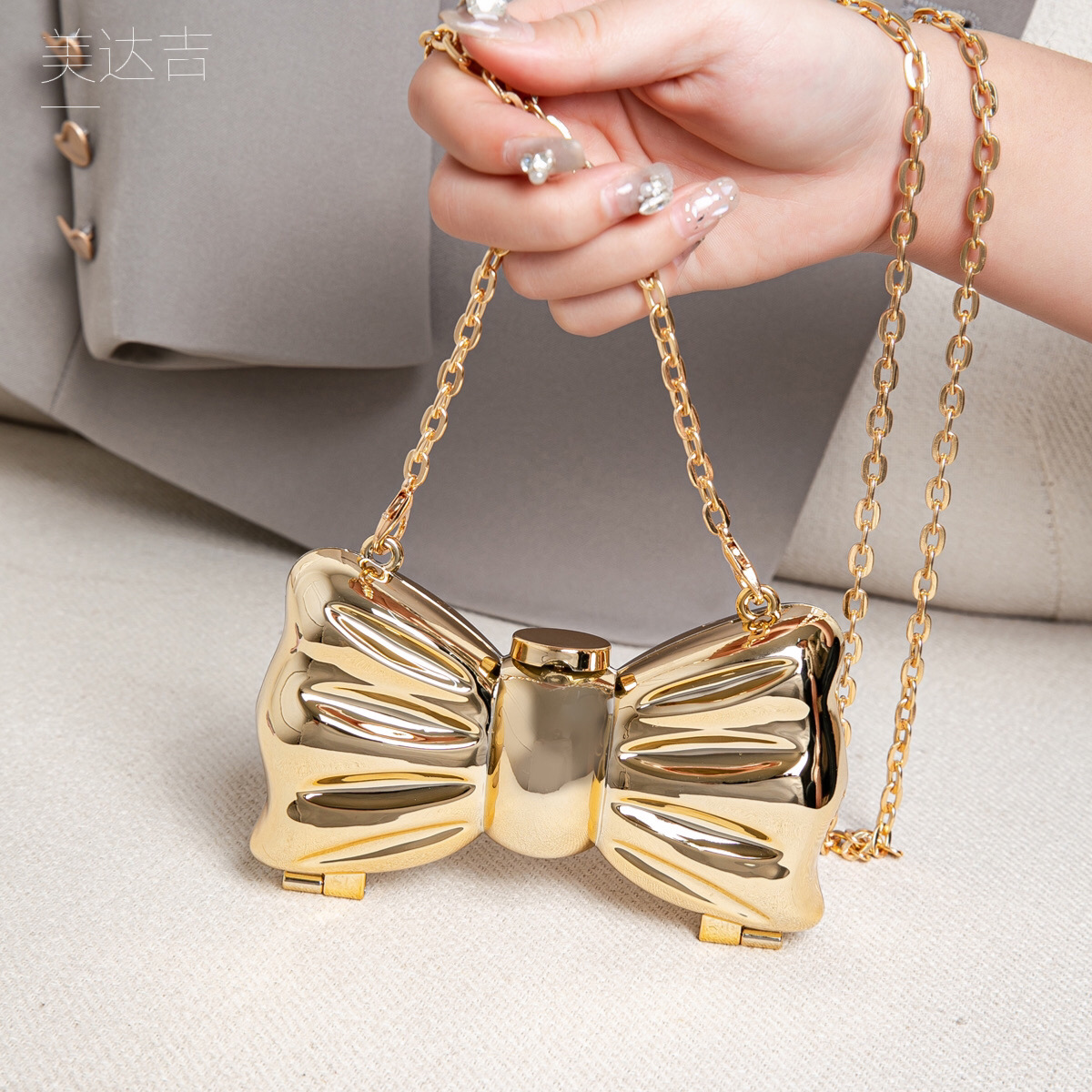 광택 있는 금색 메탈 보우 모양 미니 클러치 백 하드  - Luxury Bags Trending 리뷰 및 가격